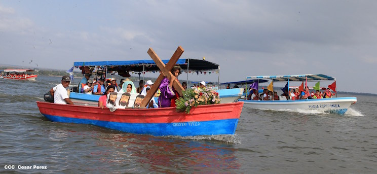 Realizan tradicional Viacrucis Acu&aacute;tico en Lago Cocibolca